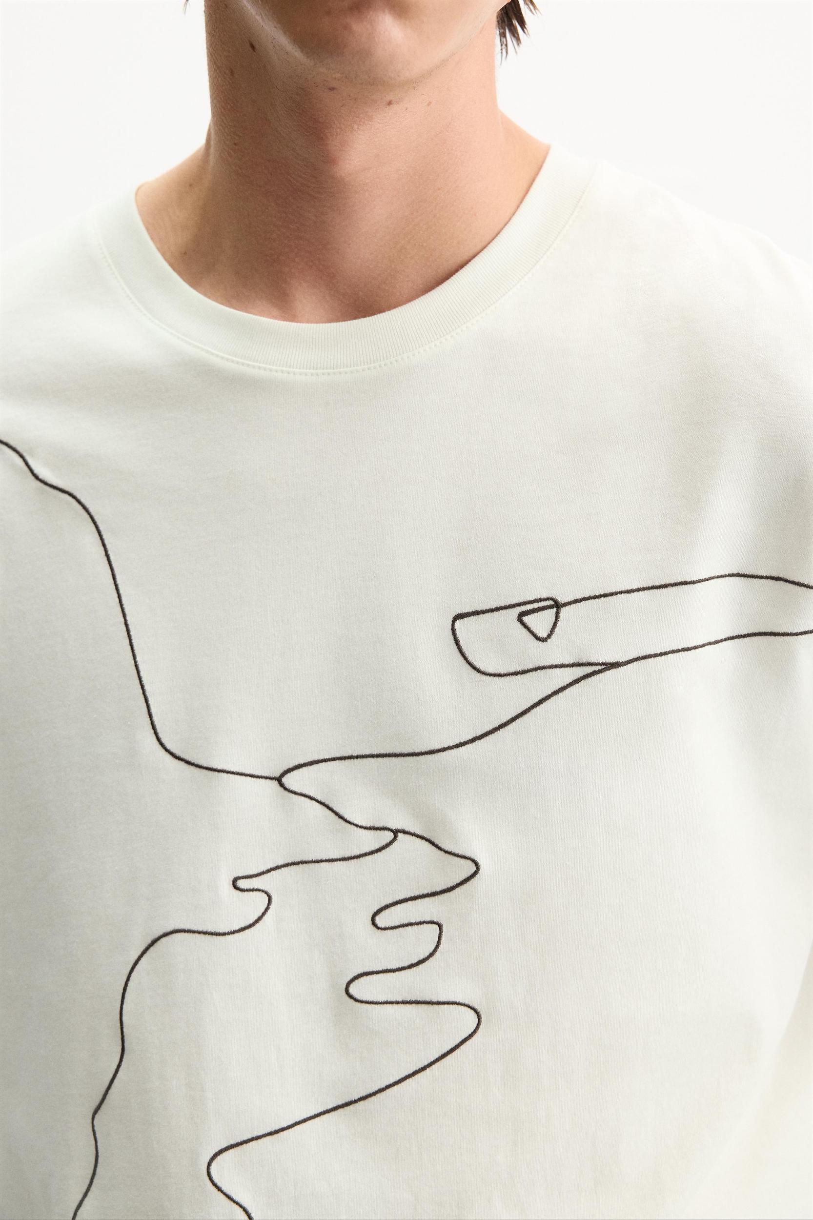 CONTRAST EMBROIDERED T-SHIRT Product Image