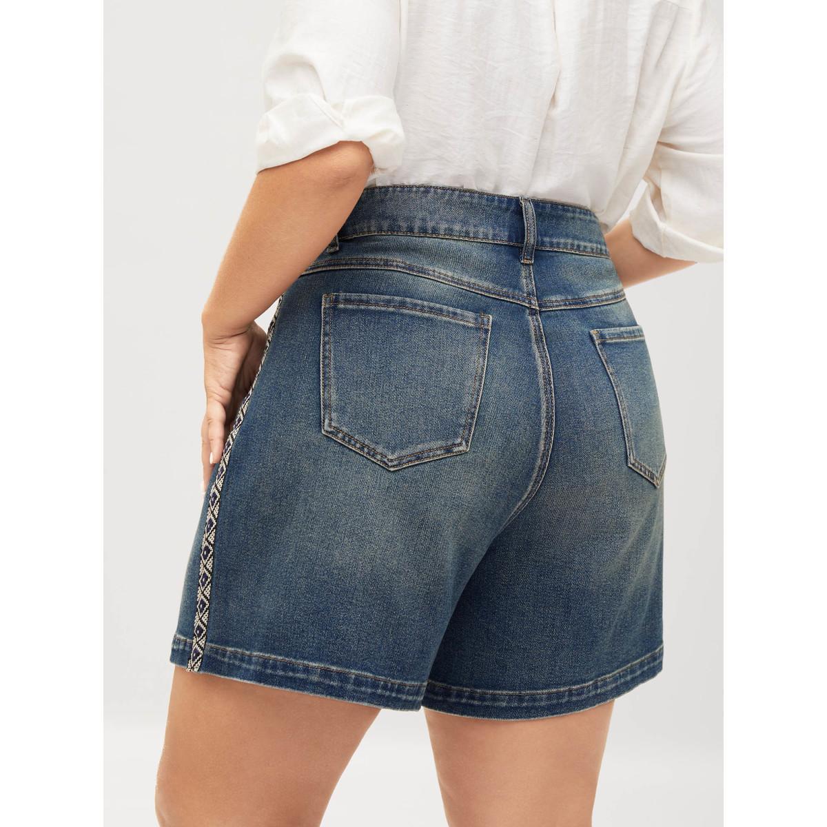 Plus Size Lace Trim Classic Cut Denim Shorts Women Midblue Woven ribbon&lace trim No stretch Everyday-Elegant Slanted pocket Denim Shorts BloomChic 28/5X Product Image