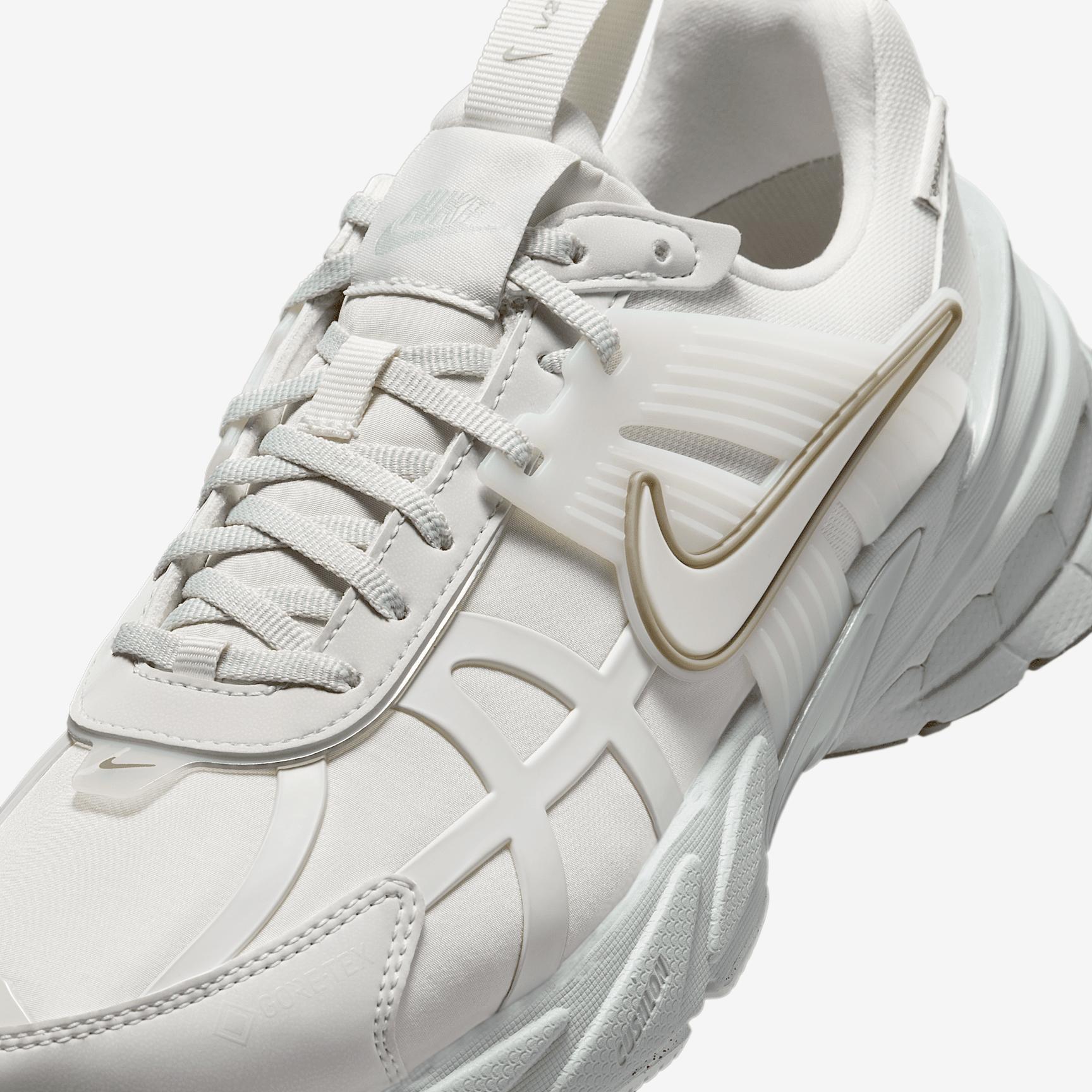 Nike Women's V2K Run GORE-TEX Waterproof Shoes Product Image