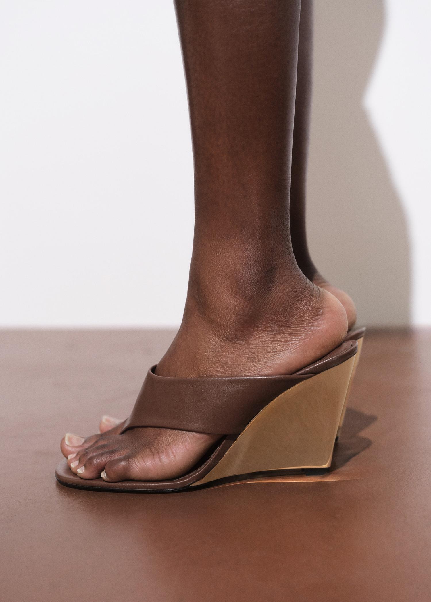 Contrast wedge leather sandal - Women | MANGO USA Product Image