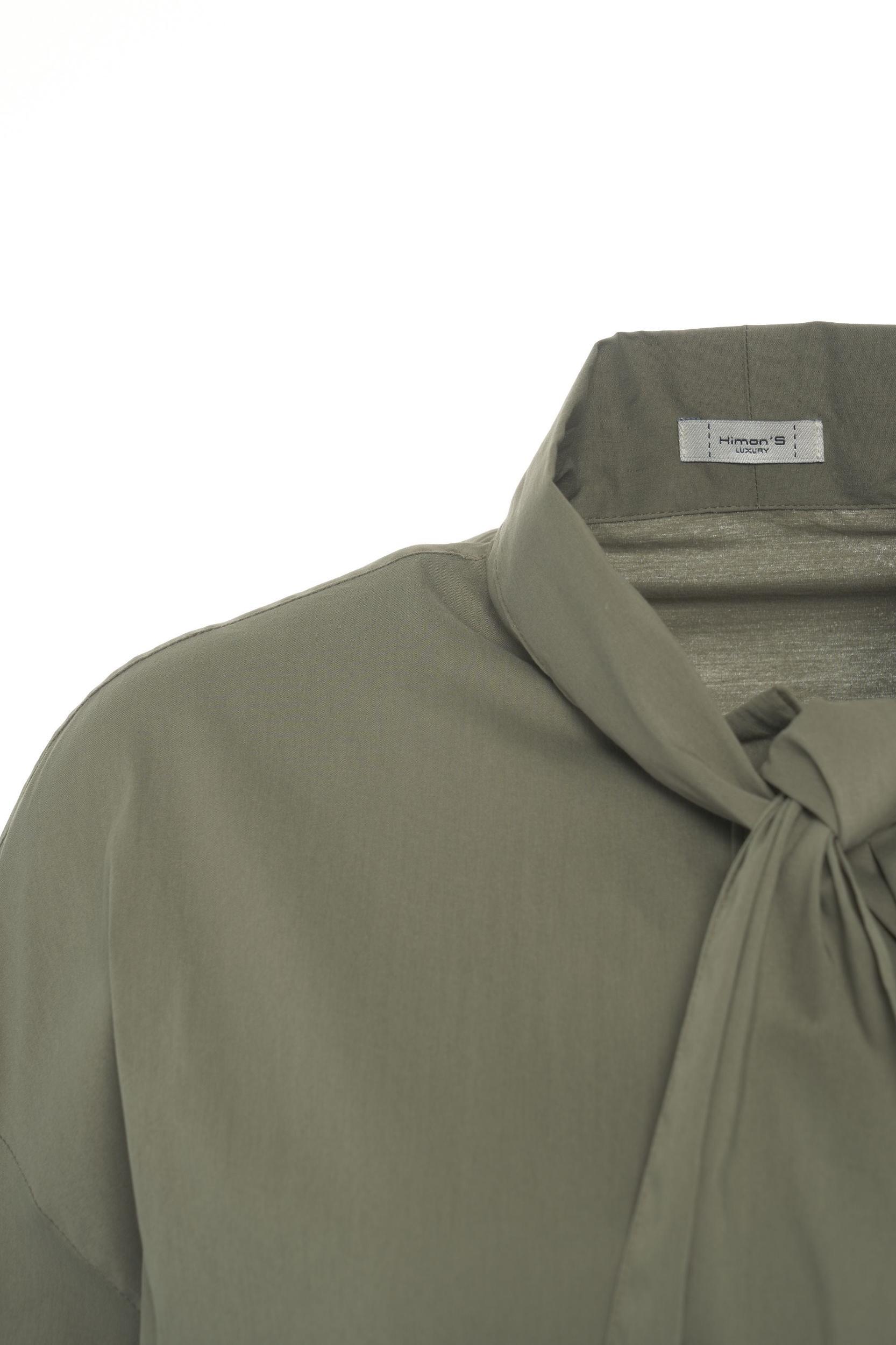 Blouse with bow collar Product Image