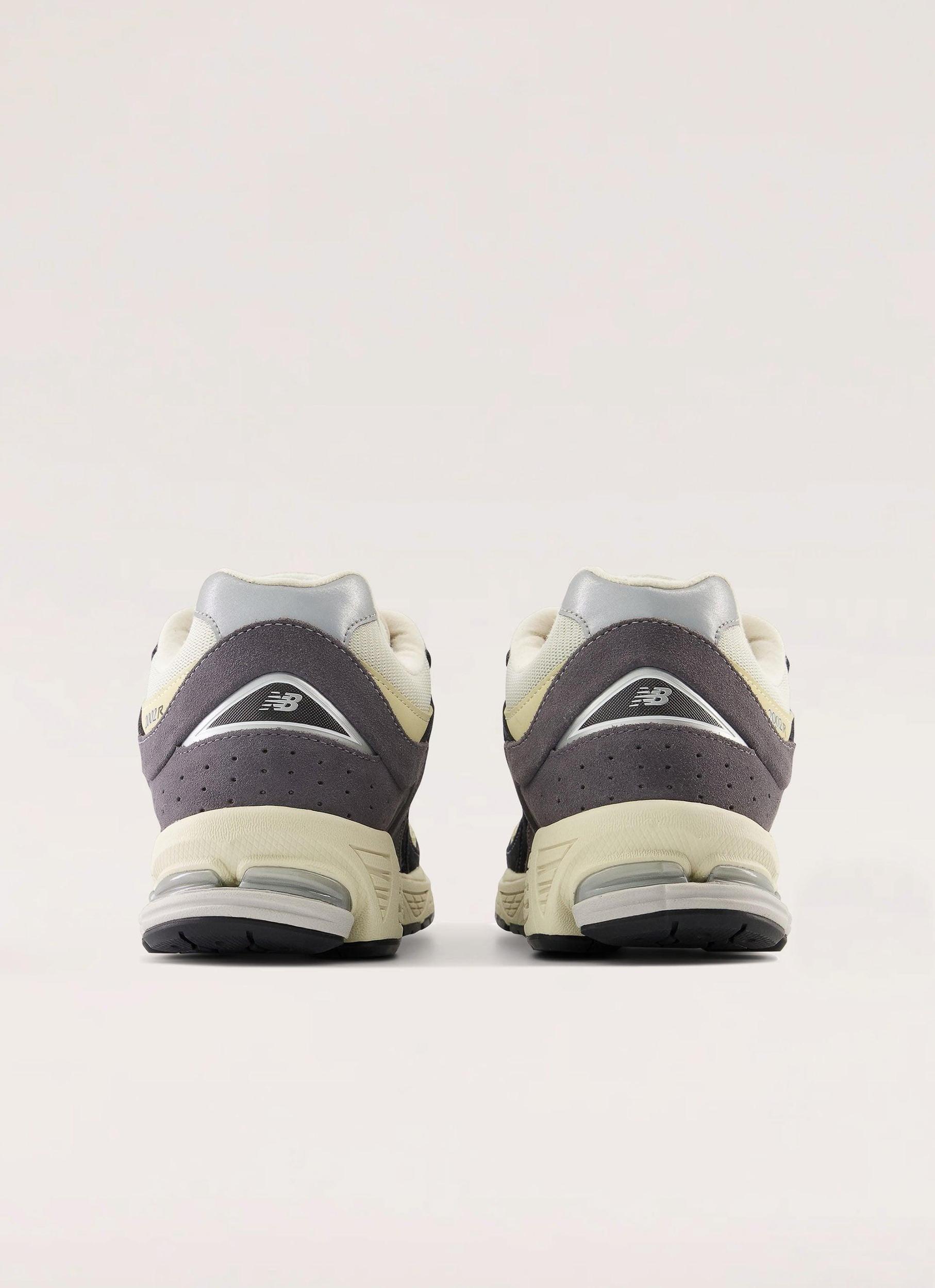 2002 Sneaker - Magnet Product Image