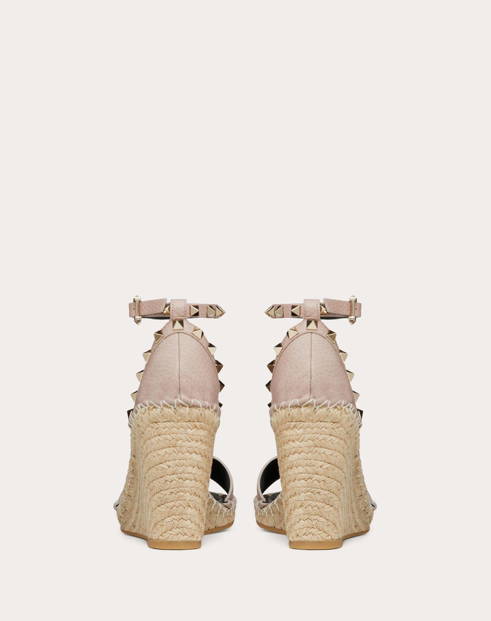DOUBLE ROCKSTUD GRAINY CALFSKIN WEDGE SANDAL 105 MM Product Image