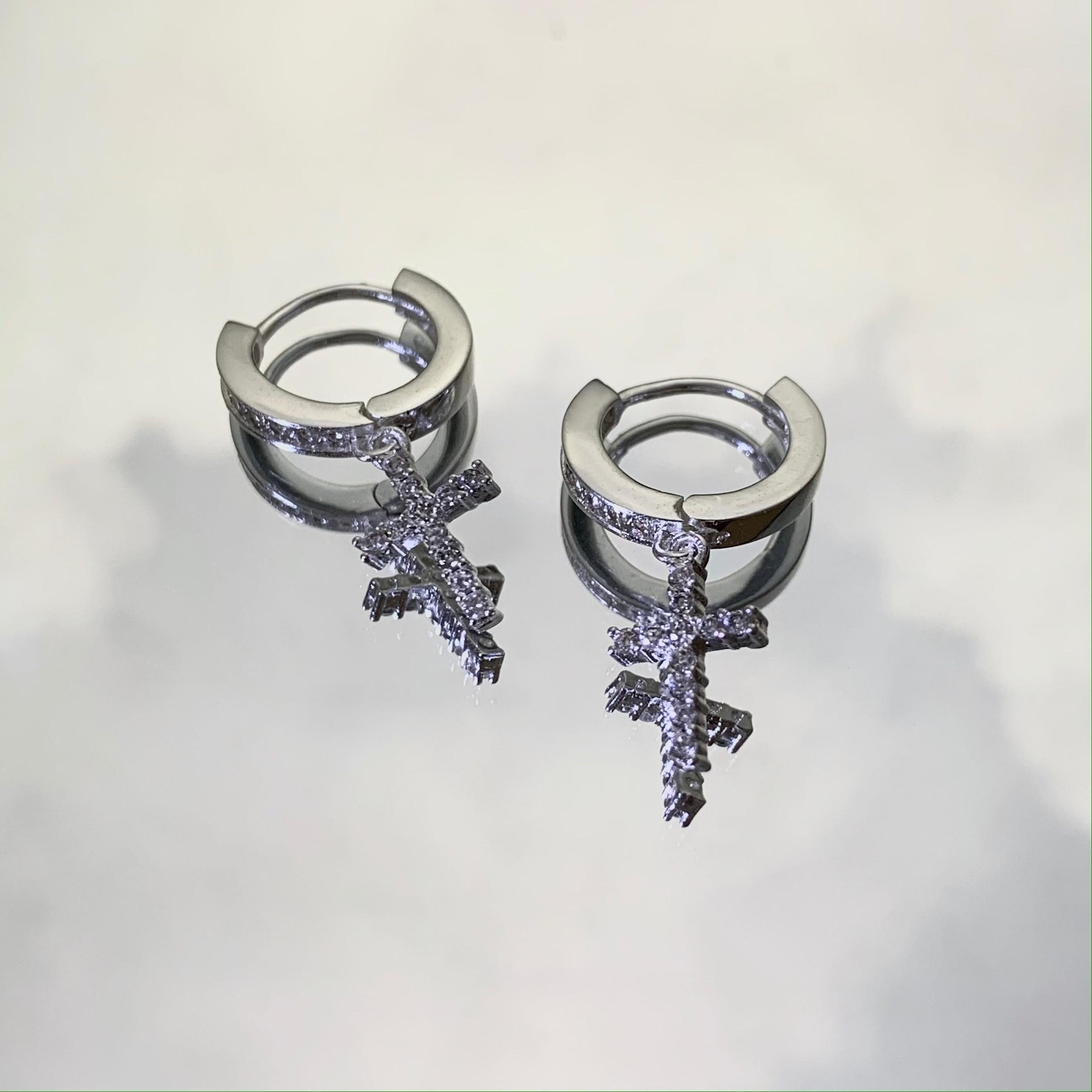 Basic B Earrings Product Image