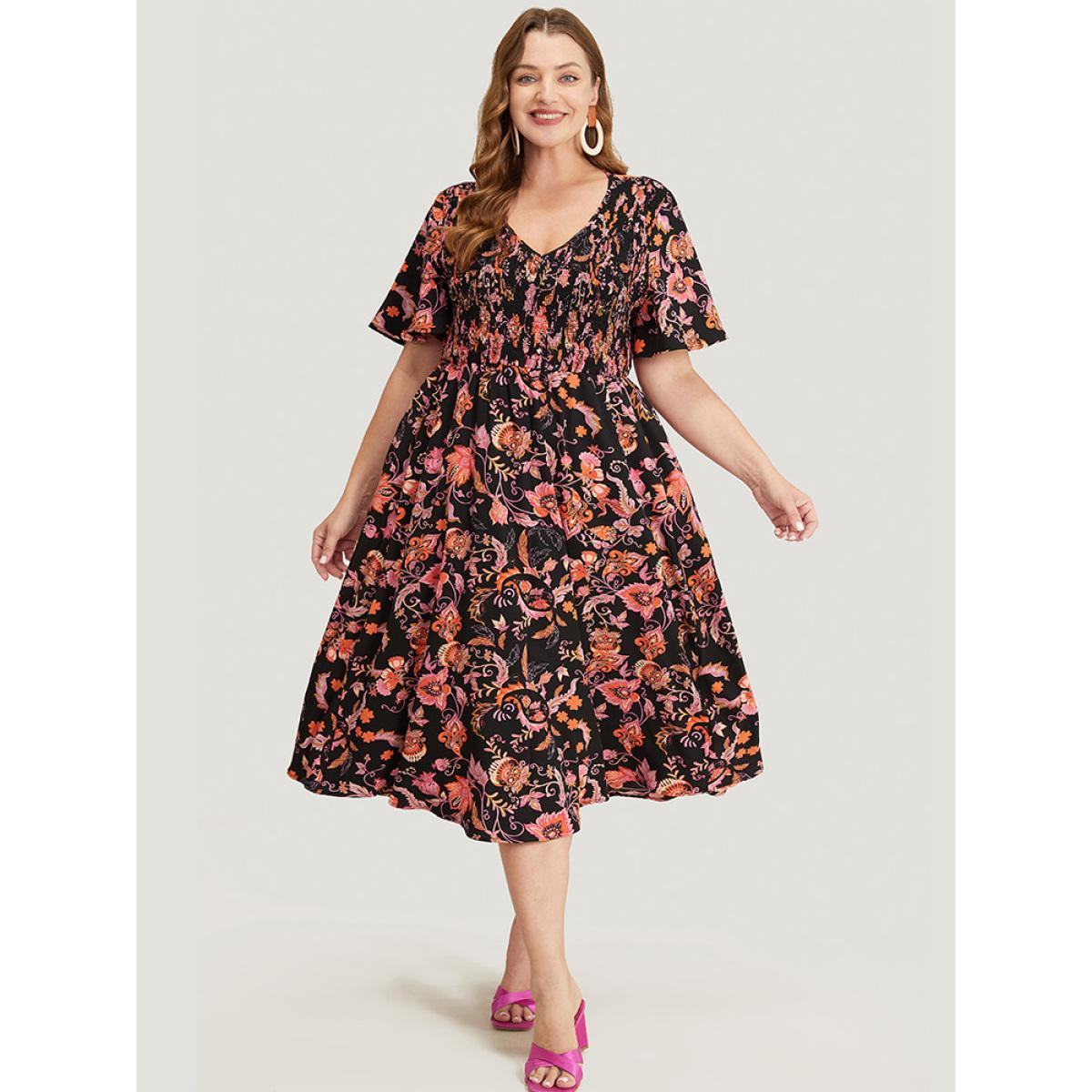 Plus Size Bandana Print Pocket Shirred V Neck Ruffle Hem Dress Black Women Vacation Pocket V-neck Short sleeve Curvy Midi Dress BloomChic 30/6X Product Image