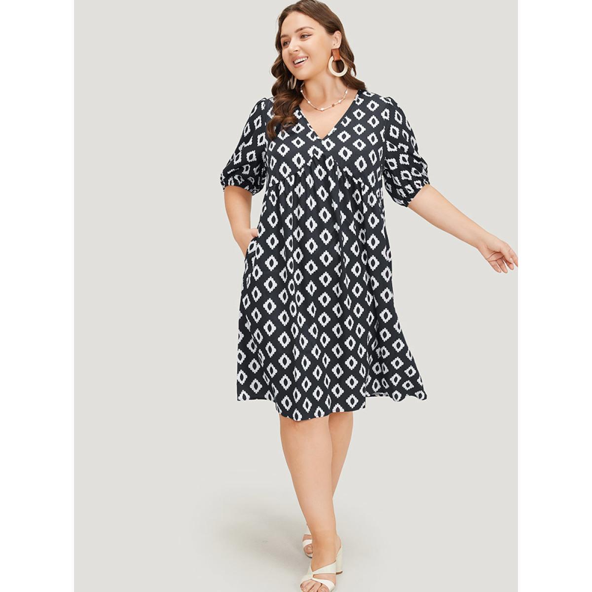 Plus Size Geometric Print Gathered Pocket Puff Sleeve Dress Black Women Vacation Gathered V-neck Short sleeve Curvy Knee Dress BloomChic 30/6X Product Image