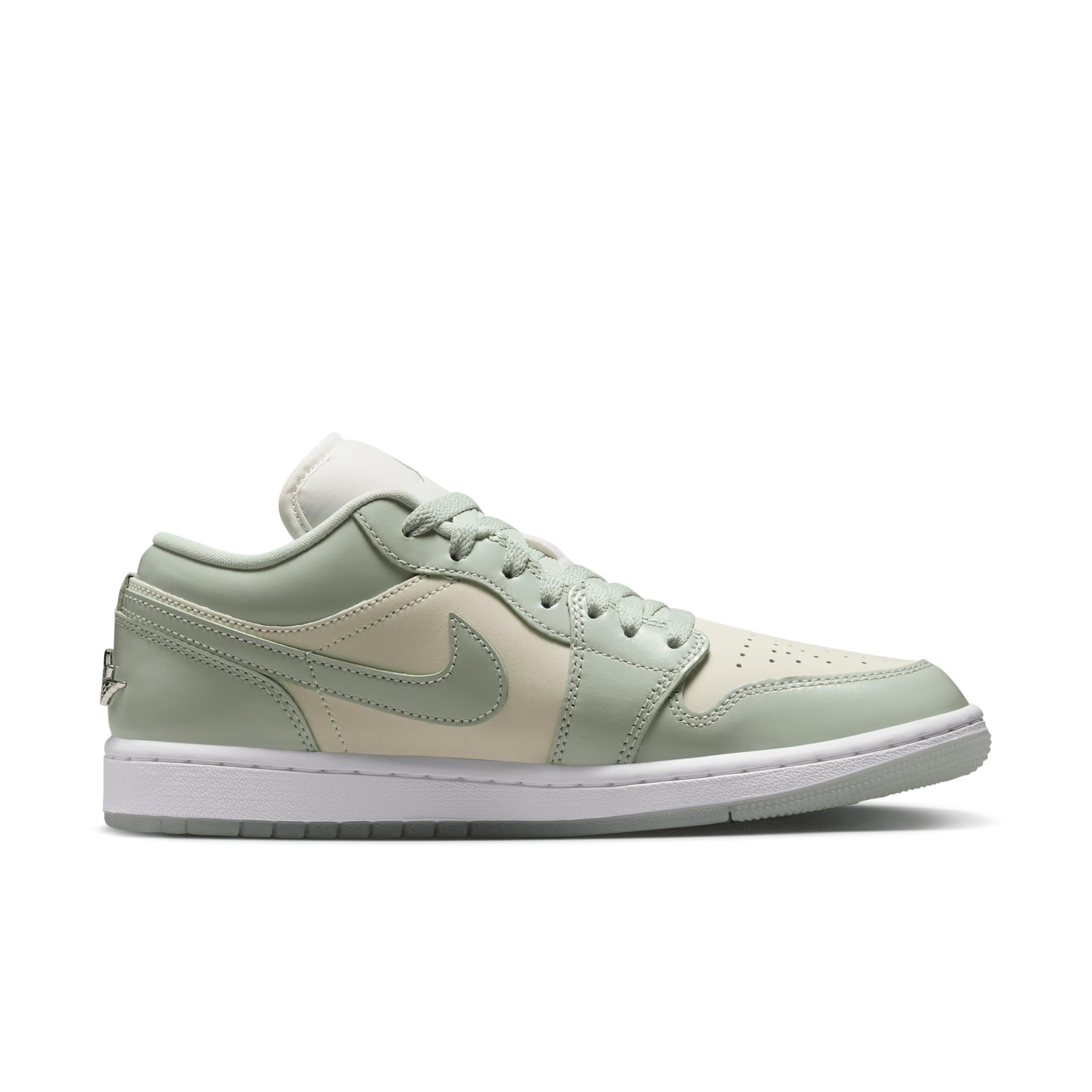 Jordan Womens Air 1 Low SE Casual Shoes Product Image
