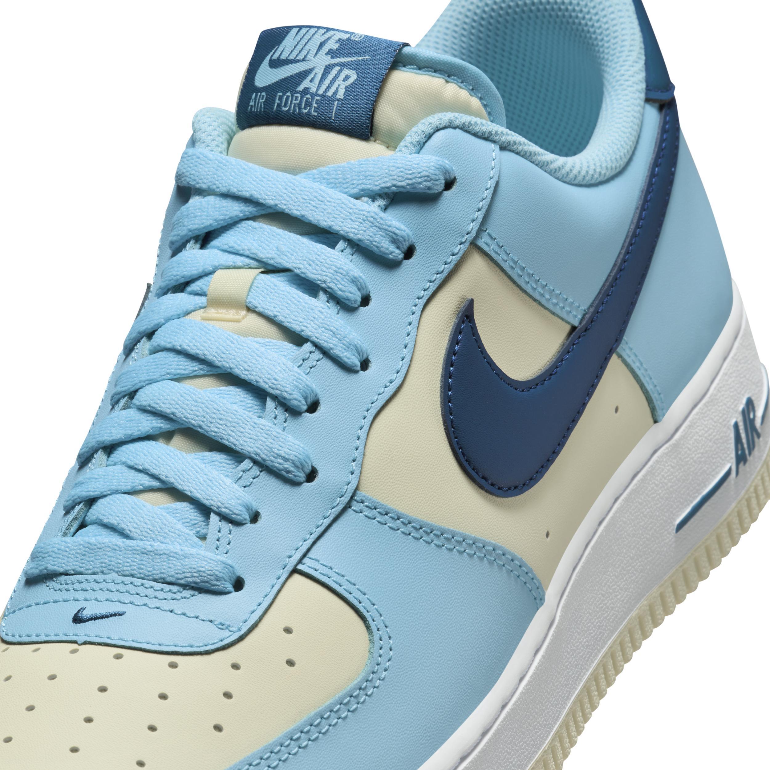 Nike Men's Air Force 1 '07 LV Shoes Product Image