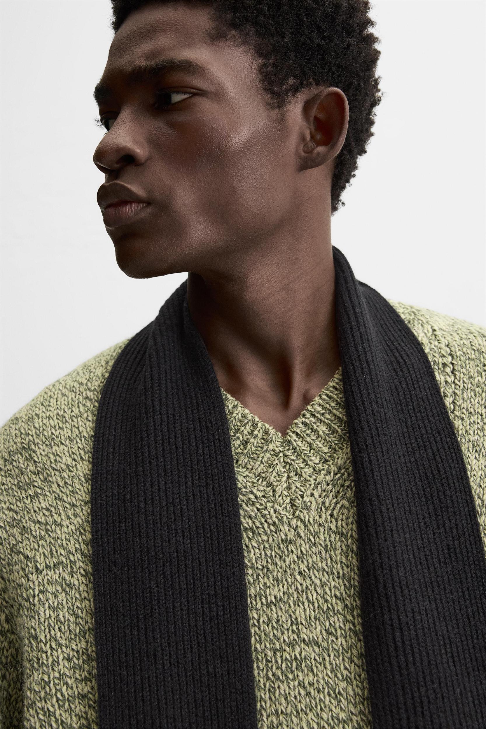 V-NECK STRUCTURED SWEATER Product Image