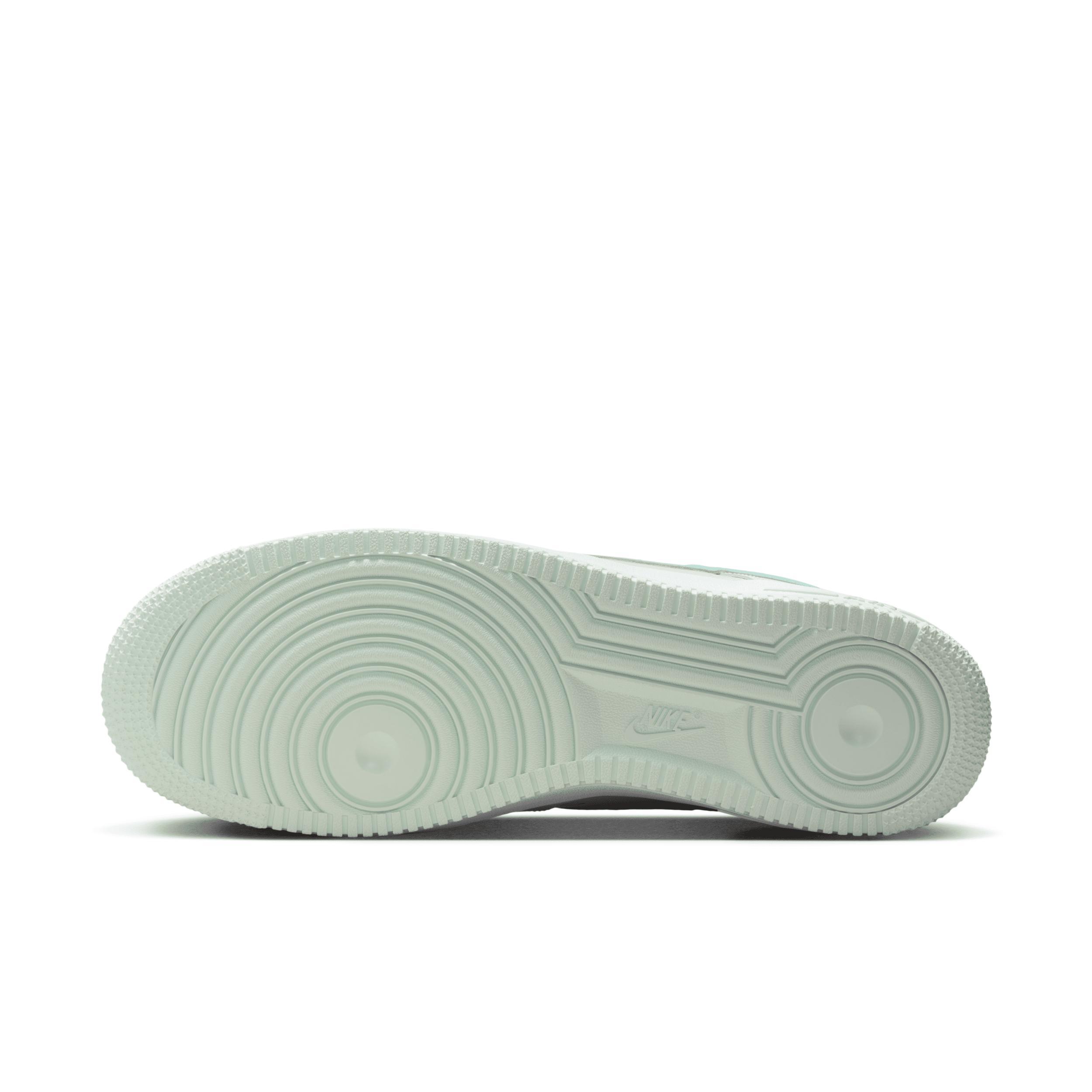 Nike Men's Air Force 1 '07 LV Shoes Product Image
