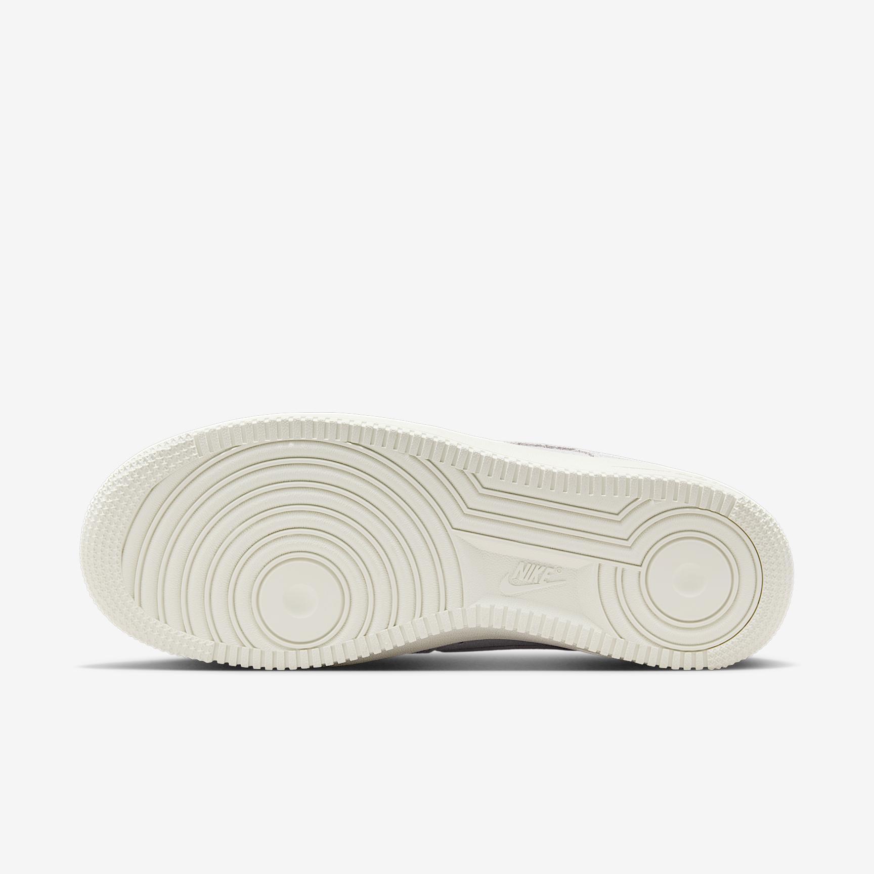 Nike Women's Air Force 1 '07 SE Shoes Product Image