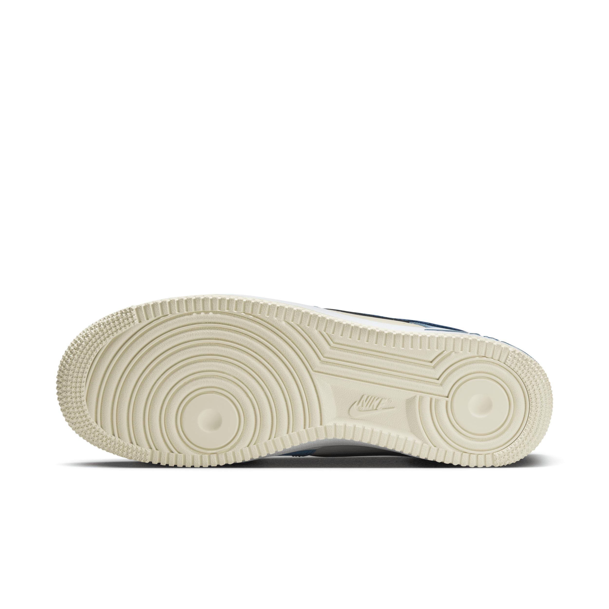 Nike Men's Air Force 1 '07 LV Shoes Product Image