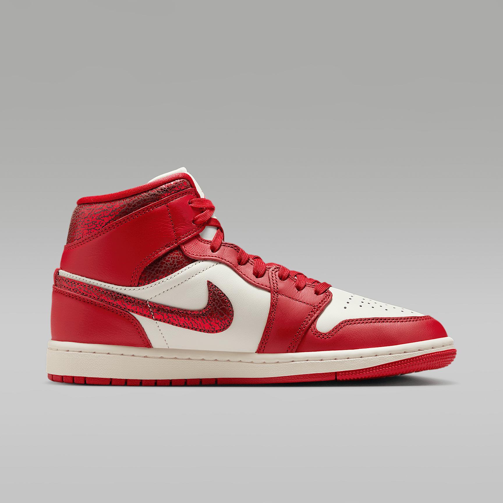 Air Jordan 1 Mid SE Women's Shoes Product Image