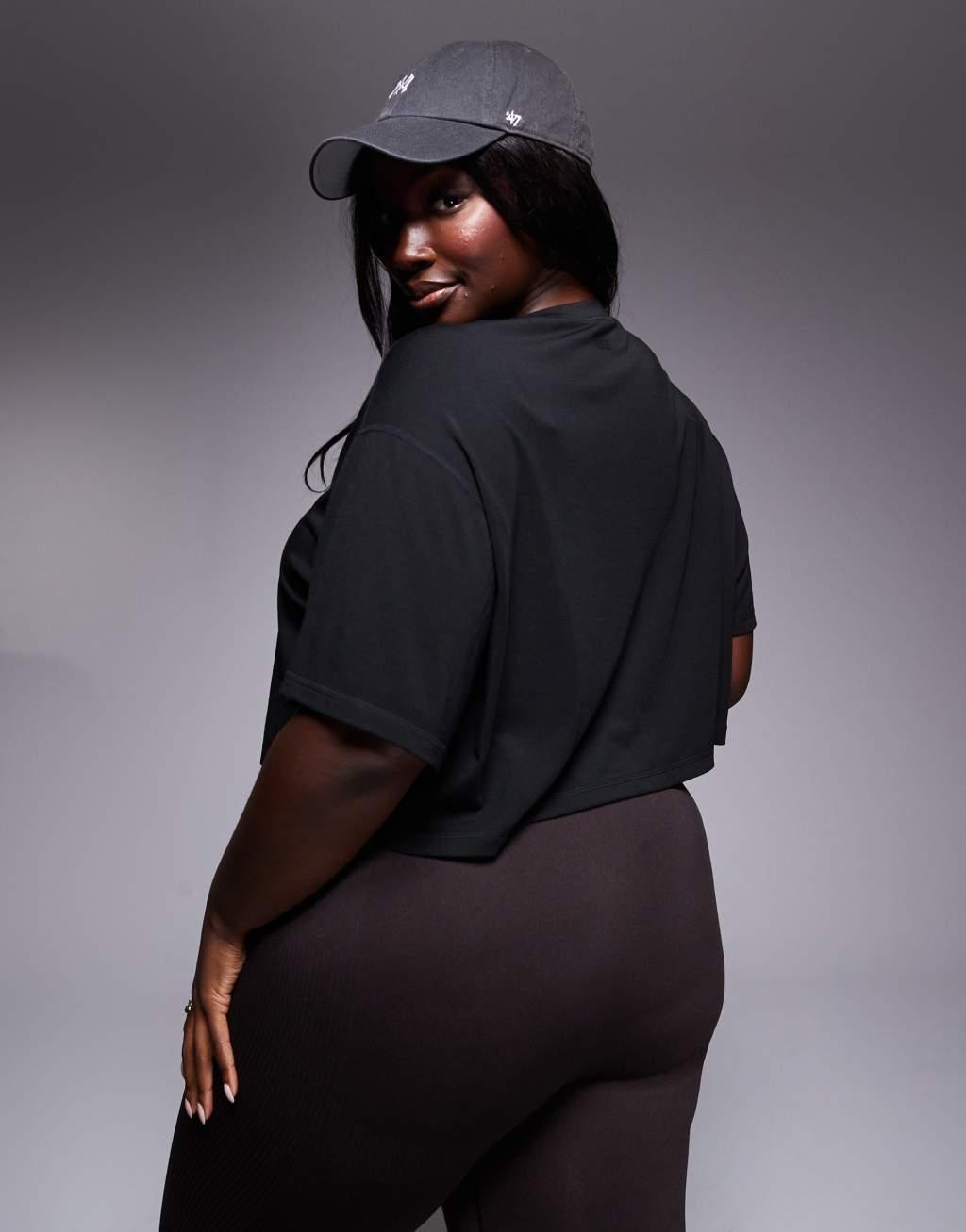 4505 Curve Icon quick dry performance cropped boxy t-shirt in black  Product Image
