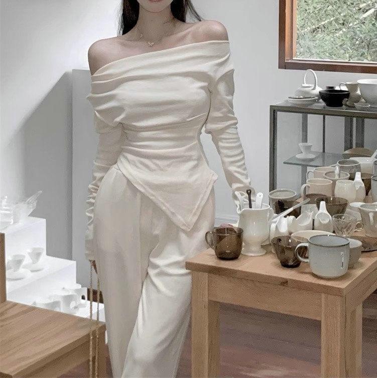 Long-Sleeve Off-Shoulder Plain Asymmetrical Ruched Slim Fit Tee Product Image