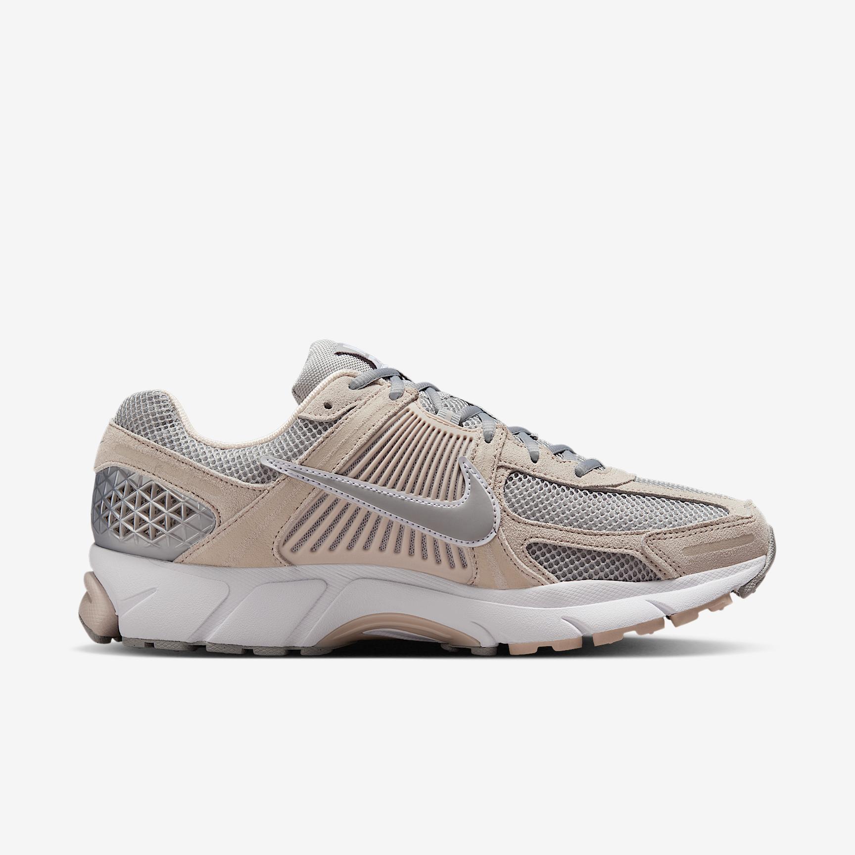 Nike Men's Zoom Vomero 5 Shoes Product Image