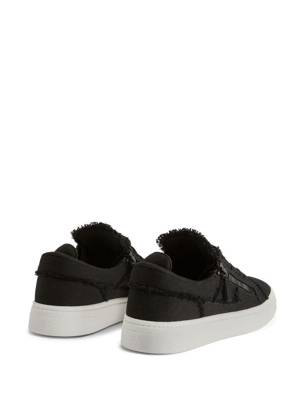 GZ94 logo-plaque sneakers Product Image