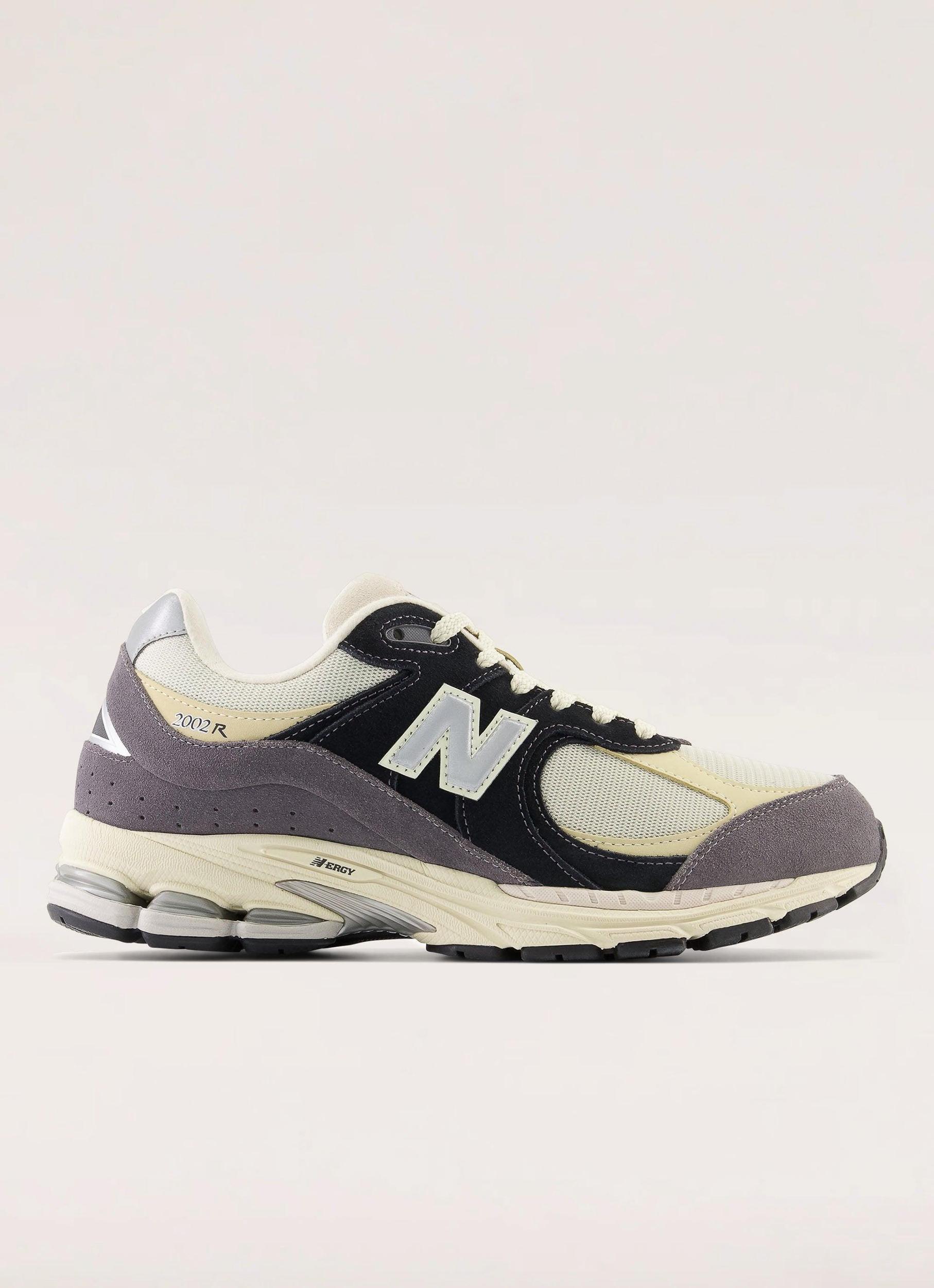 2002 Sneaker - Magnet Product Image