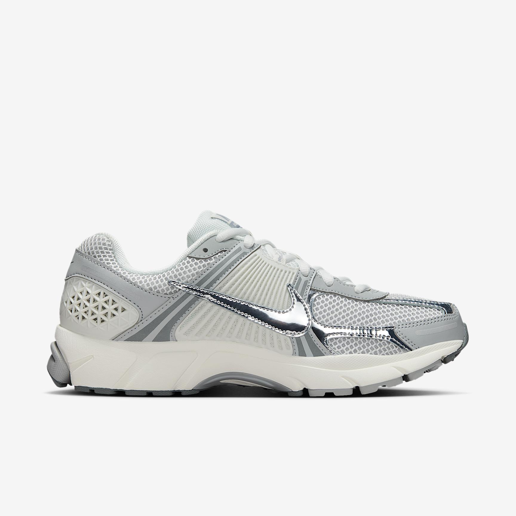 Nike Men's Zoom Vomero 5 Shoes Product Image