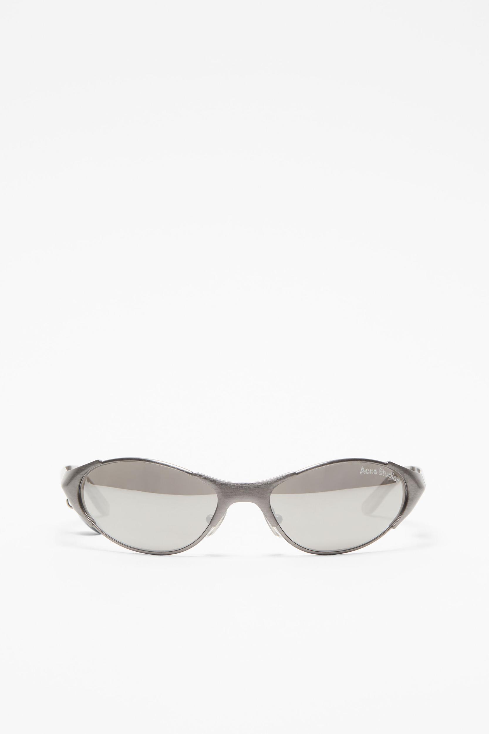 Metal frame charm sunglasses Product Image