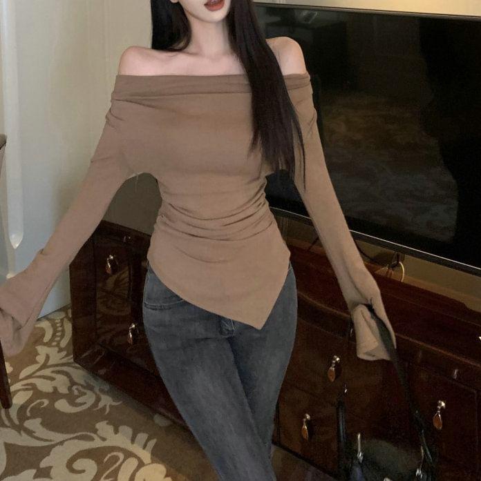 Long-Sleeve Off-Shoulder Plain Asymmetrical Ruched Slim Fit Tee Product Image