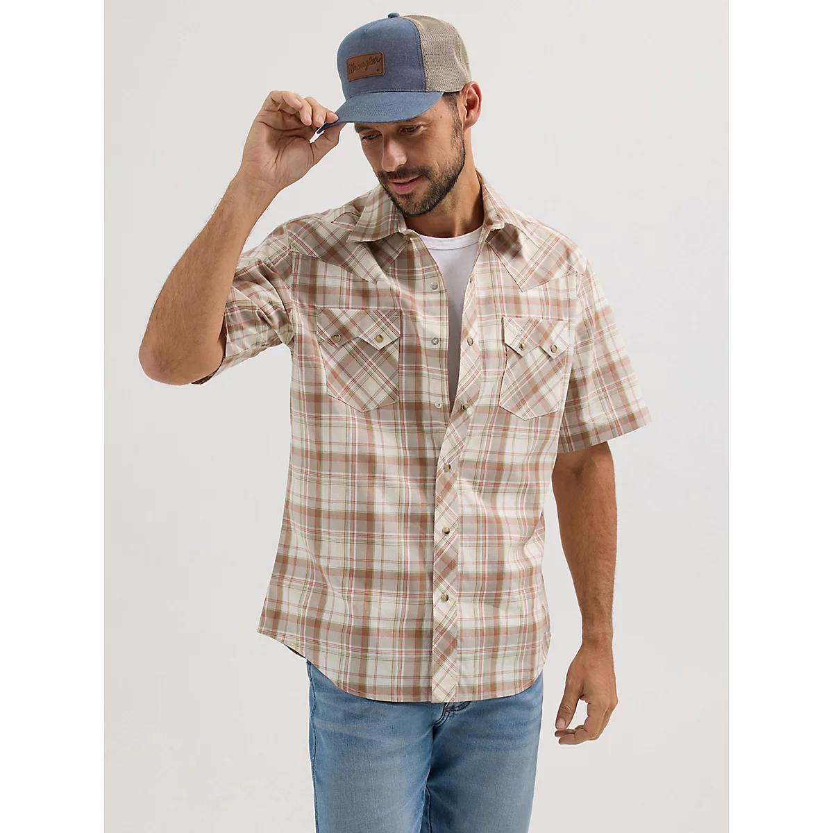 Men's Wrangler Retro® Short Sleeve Sawtooth Pocket Western Snap Shirt in Icy Sea Product Image