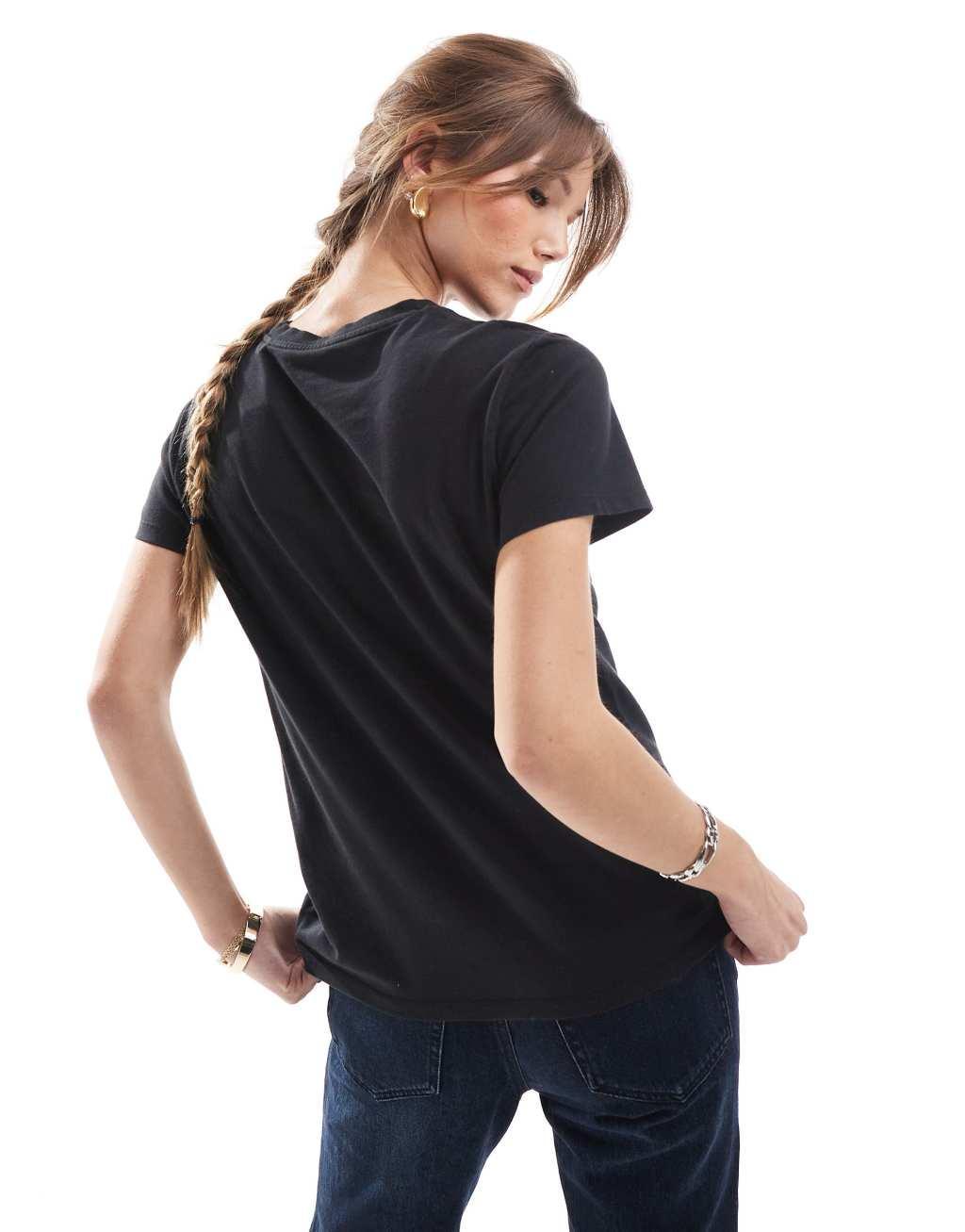 Levi's perfect shine box tab logo t-shirt in black Product Image