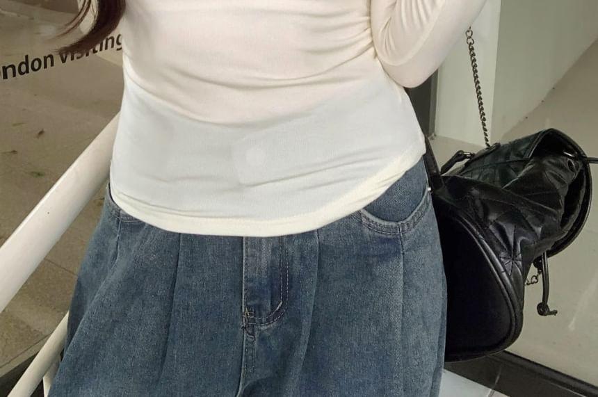 Long-Sleeve Scoop Neck Plain Ruched Slim Fit Crop T-Shirt Product Image