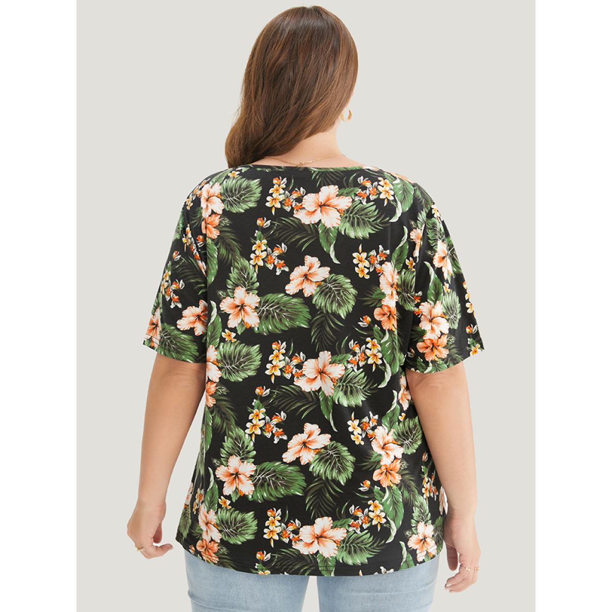 Plus Size Tropical Print V Neck T-shirt Black Women Vacation Tropical V-neck Dailywear T-shirts BloomChic 26/4X Product Image