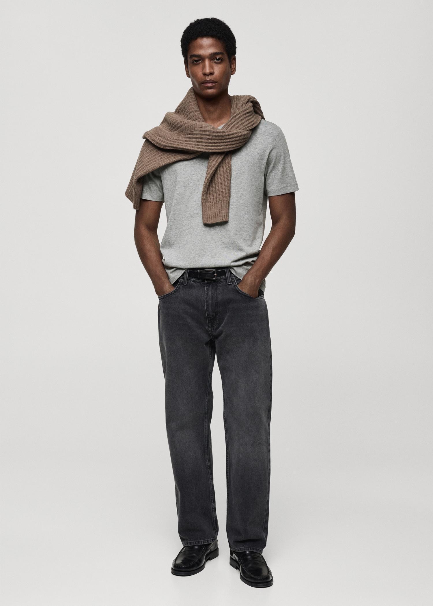 100% cotton slim-fit V-neck t-shirt - Men | MANGO USA Product Image