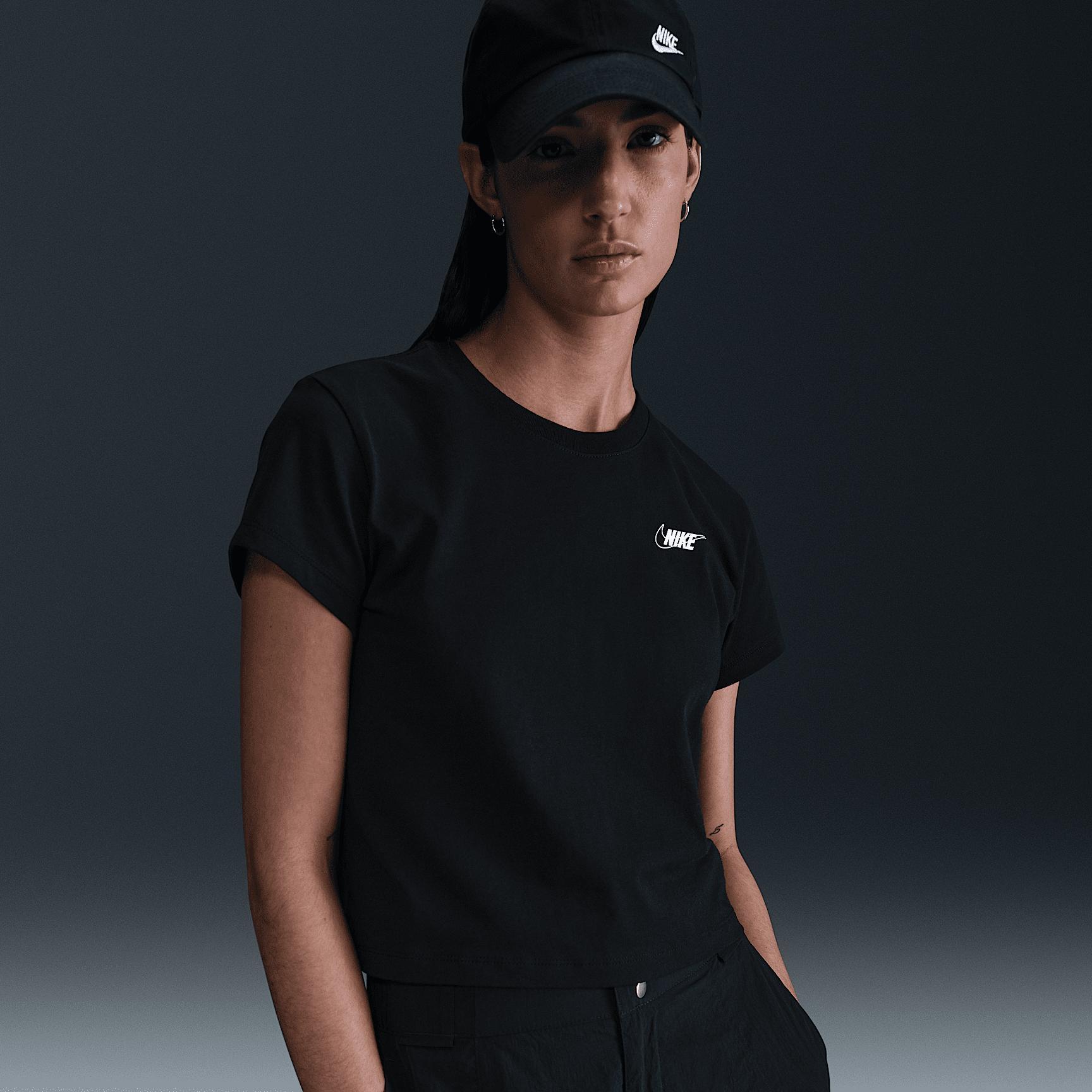 Nike Sportswear Club Women's Short-Sleeve Cropped Graphic T-Shirt Product Image