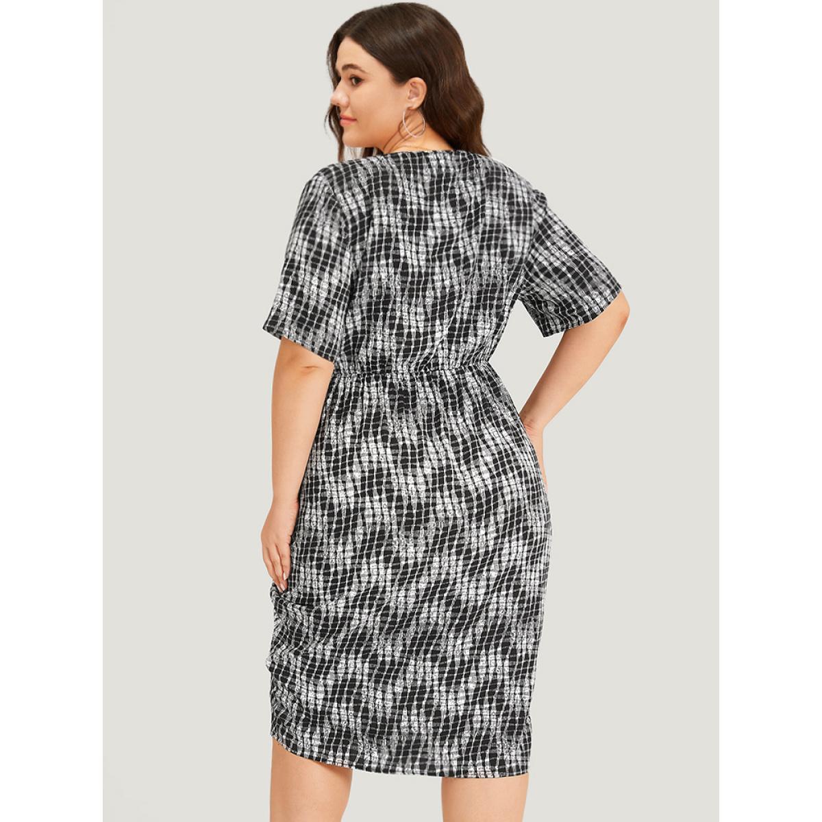 Plus Size Geometric Split Hem Wrap Gathered Drawstring Dress Black Women Elegant Gathered V-neck Short sleeve Curvy Midi Dress BloomChic 18-20/2X Product Image