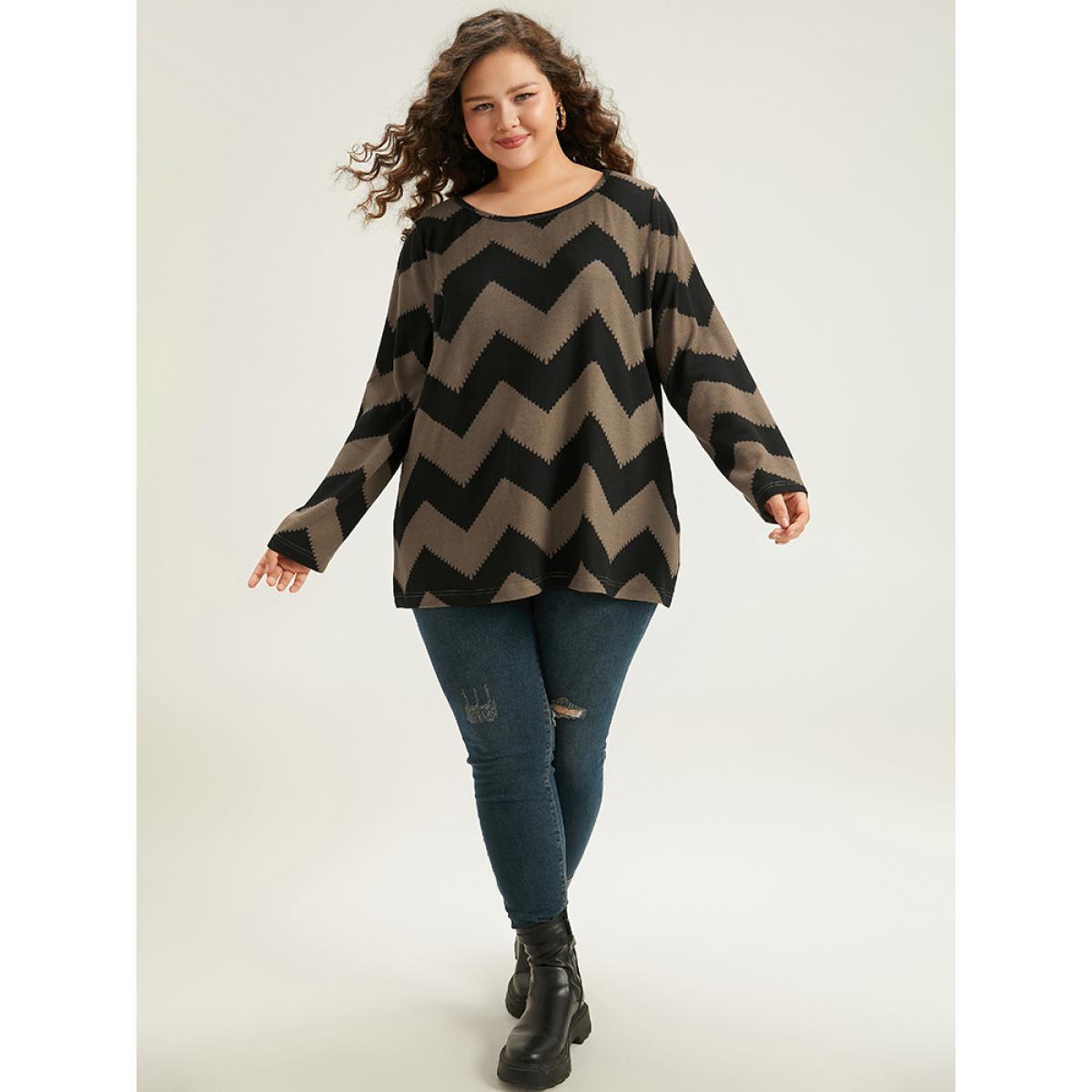 Plus Size Geo Graphic Two Tone T-shirt LightBrown Women Casual Printed Geometric Round Neck Dailywear T-shirts BloomChic 28/5X Product Image