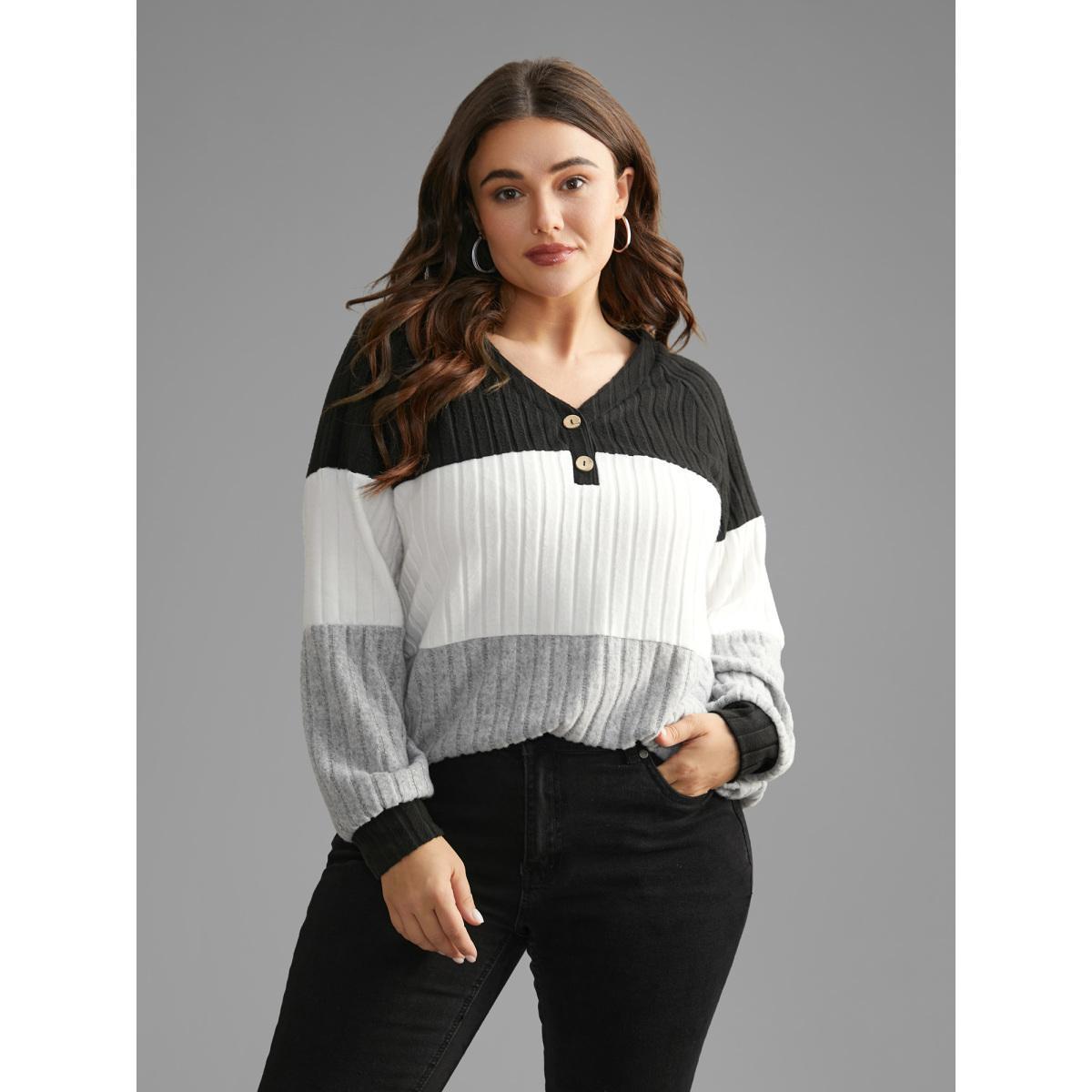 Plus Size Colorblock Contrast Texture Pit Strip T-shirt Black Women Casual Texture V-neck Everyday T-shirts BloomChic 10/M Product Image