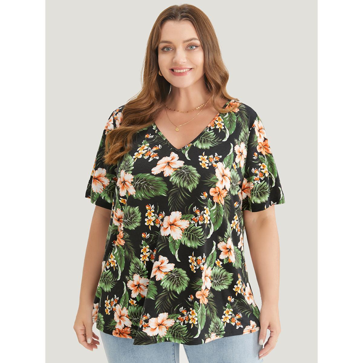 Plus Size Tropical Print V Neck T-shirt Black Women Vacation Tropical V-neck Dailywear T-shirts BloomChic 26/4X Product Image