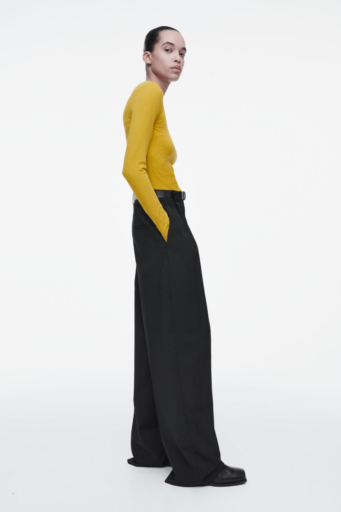 SLIM LIGHTWEIGHT LONG-SLEEVED TOP Product Image