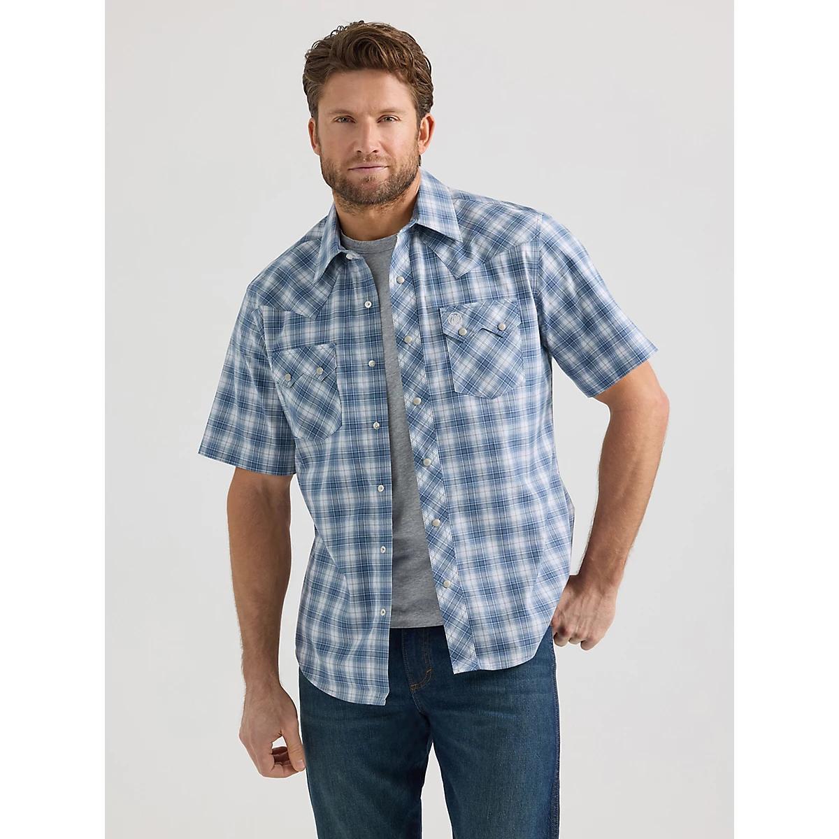 Men's Wrangler Retro® Short Sleeve Sawtooth Pocket Western Snap Shirt in Icy Sea Product Image
