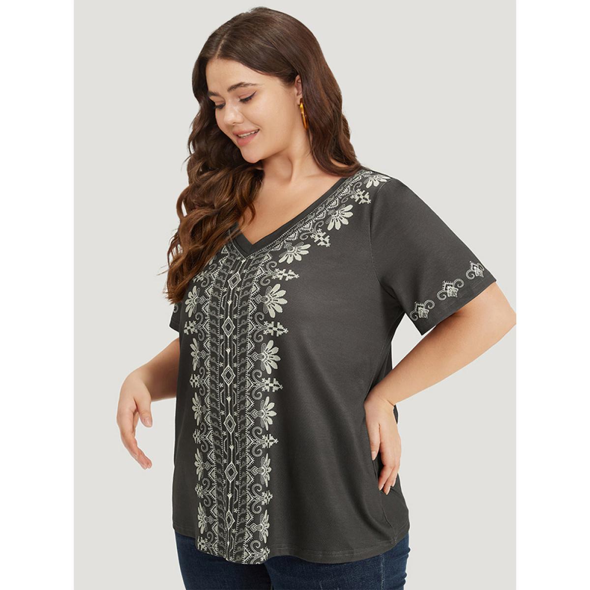 Plus Size Bandana Print V Neck Short Sleeve T-shirt Gray Women Casual Printed Bohemian Print V-neck Dailywear T-shirts BloomChic 14-16/1X Product Image