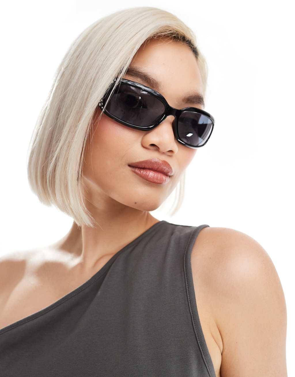AIRE vesta diamante sunglasses in black Product Image