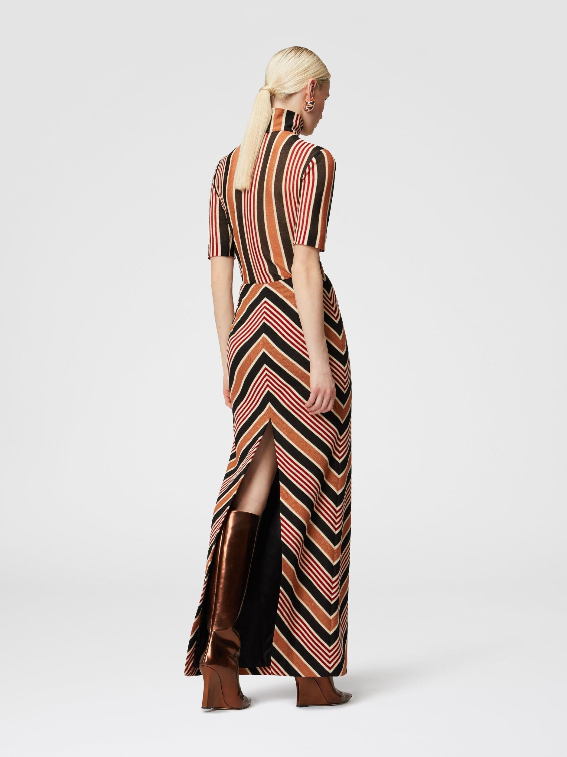 Long skirt with mazxi-slit in cotton and viscose Product Image