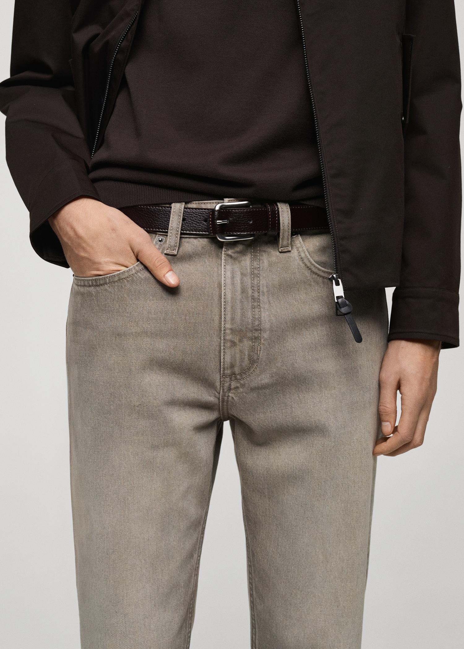 Cropped carrot-fit jeans - Men | MANGO USA Product Image