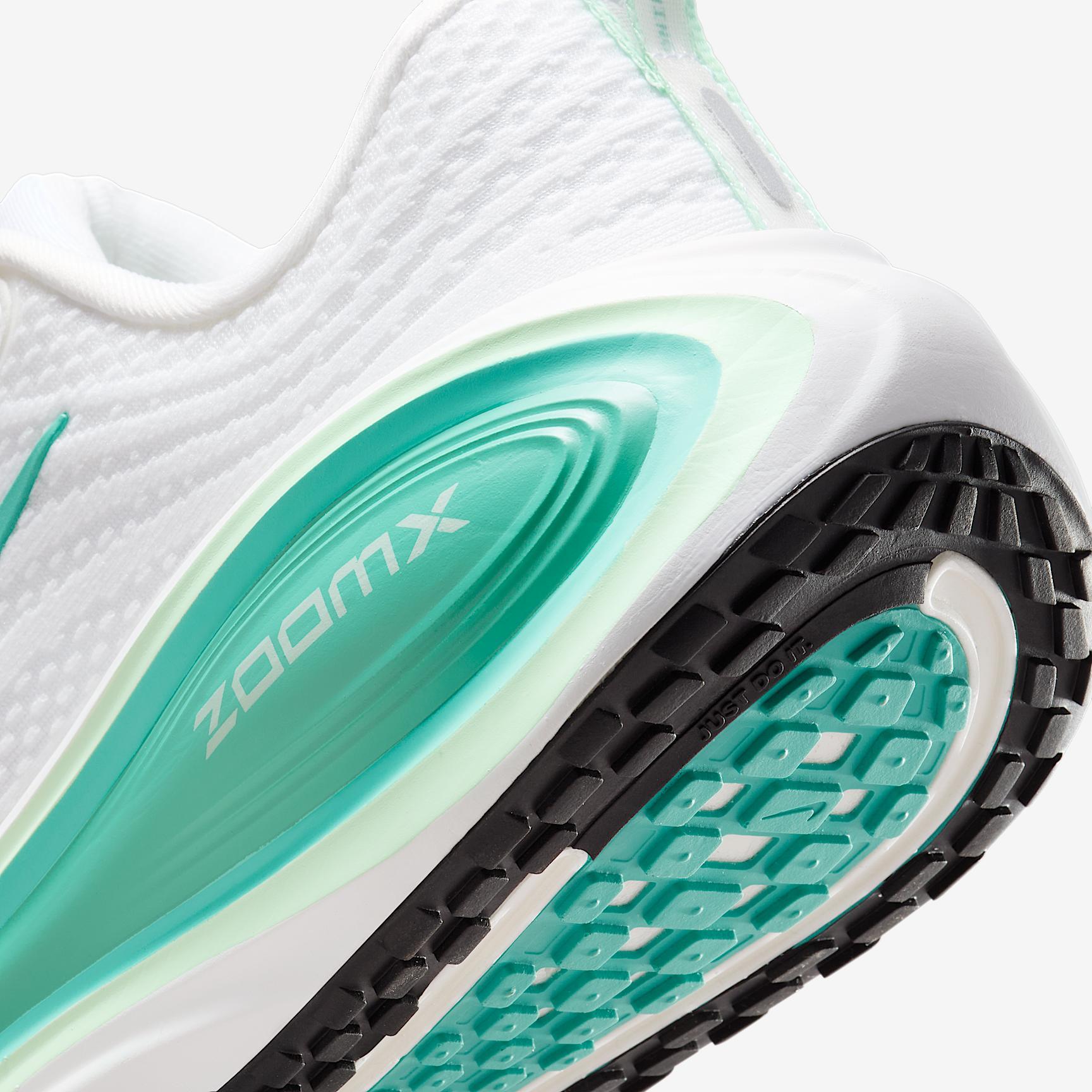 Nike Women's Vomero Plus Road Running Shoes (Extra Wide) Product Image