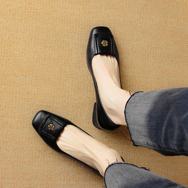Chunky Heel Square Toe Plain Flower Accent Faux Leather Pumps Product Image