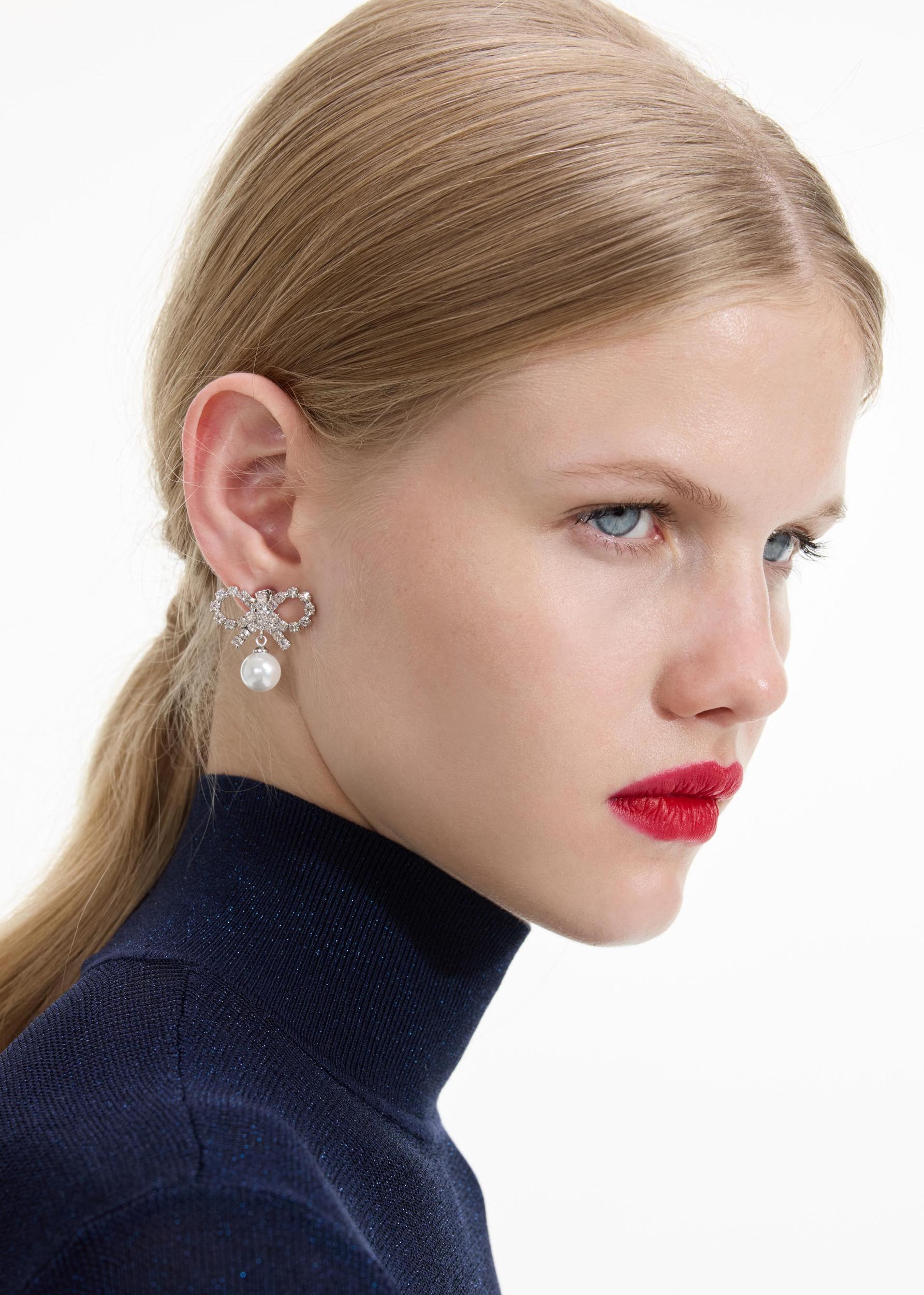 Micro Bow Pearl Earrings Product Image