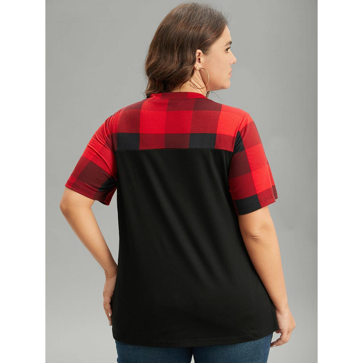 Plus Size Plaid Contrast Patchwork Pocket Round Neck T-shirt Black Women Casual Contrast Plaid Round Neck Festival-Christmas T-shirts BloomChic 30/6X Product Image