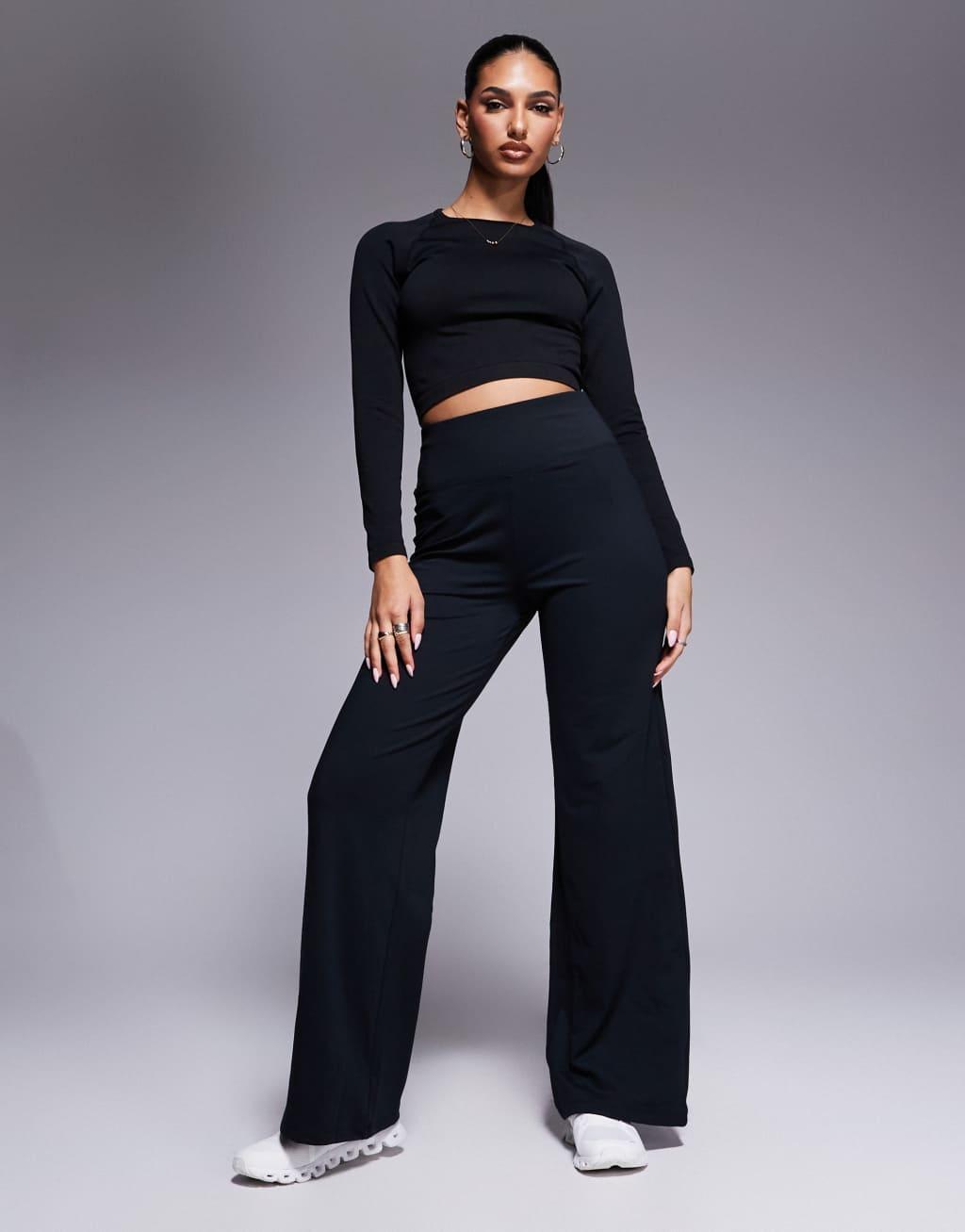 4505 seamless cropped long sleeve top in black  Product Image