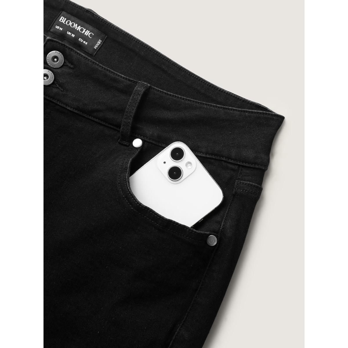 Plus Size Classic Skinny-Fit Denim Shorts Women Denimblack Medium stretch Everyday-Casual Slanted pocket Denim Shorts BloomChic 28/5X Product Image