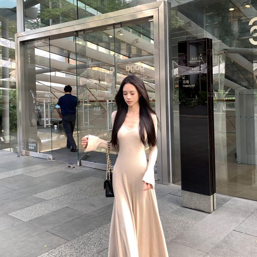 Long Sleeve V-Neck Plain Knit A-Line Maxi Dress Product Image