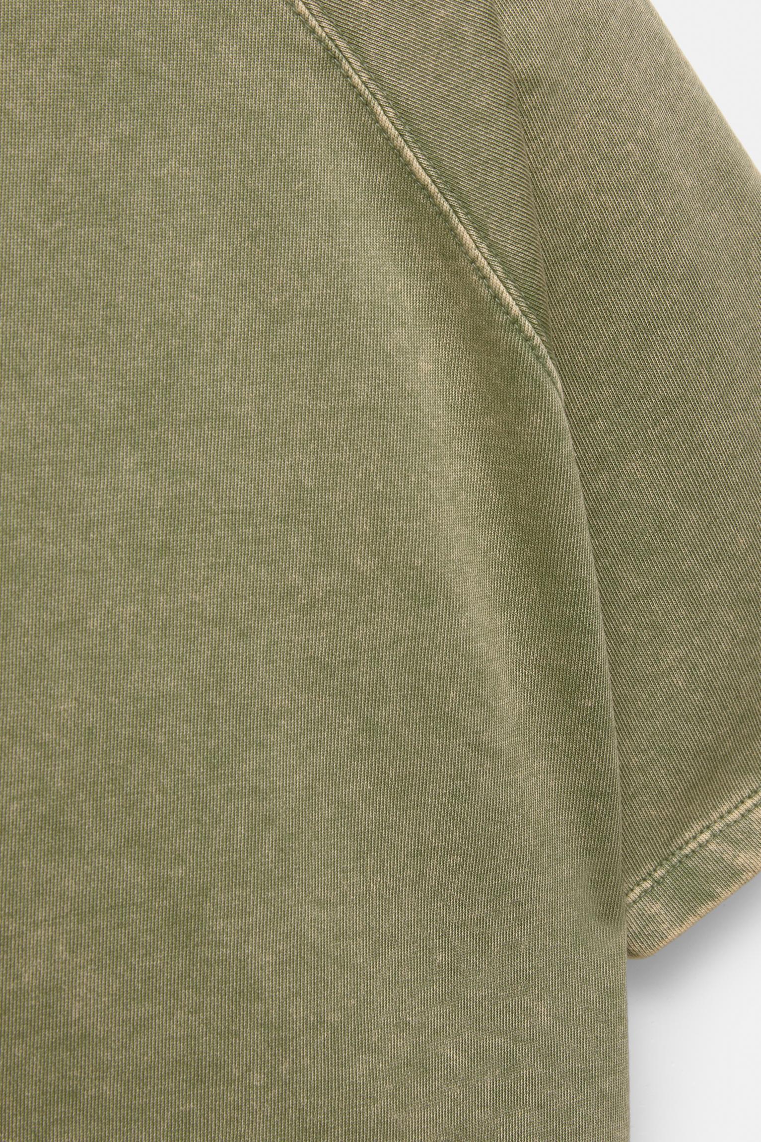 Short raglan sleeve sweatshirt Product Image