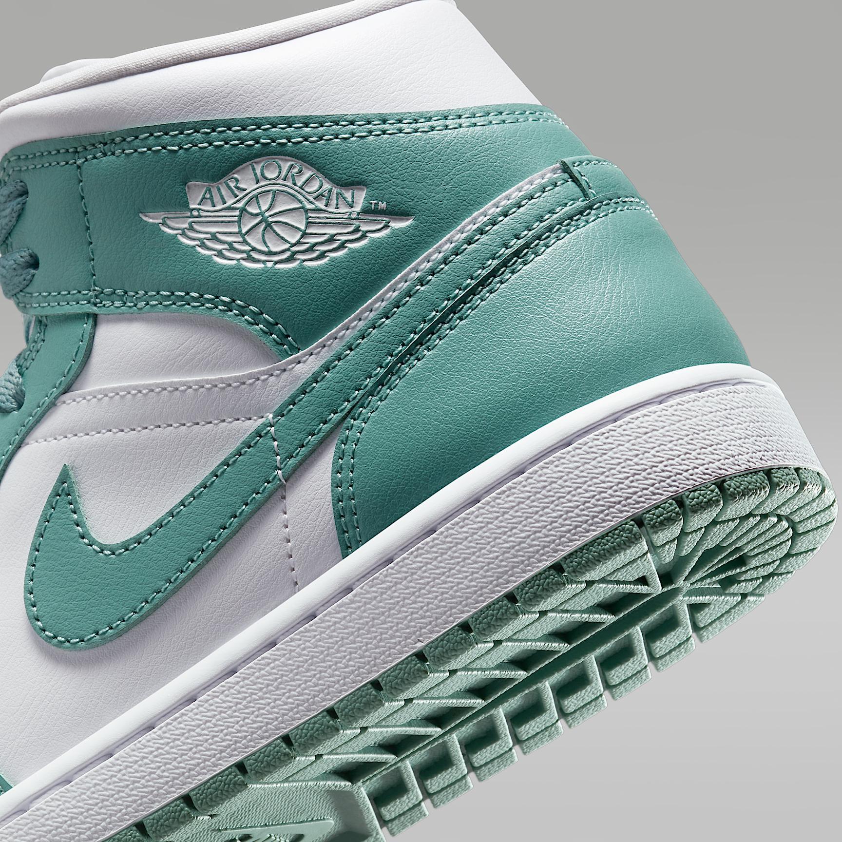Air Jordan 1 Mid Women's Shoes Product Image